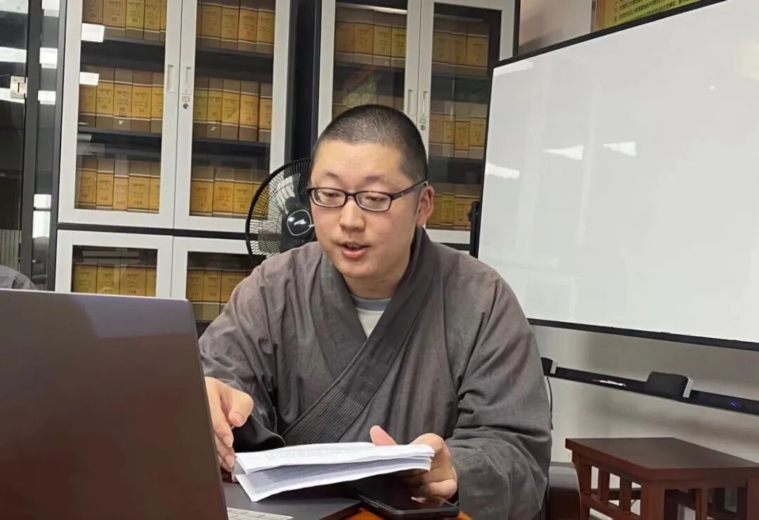 法师短暂的茶歇后,佛教资源与研究中心的华婷婷同学发表了《〈般若灯