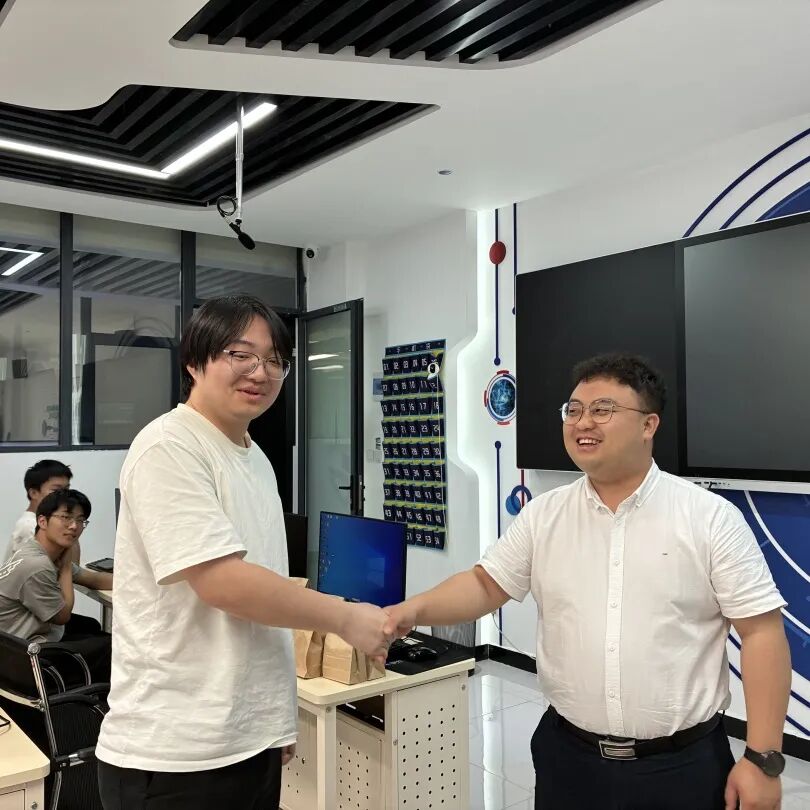 王-握手.jpg