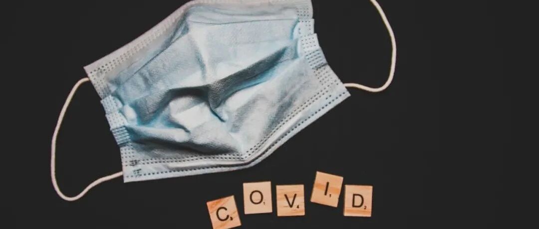 口罩上的残留物会致癌，戴口罩前必须甩一甩，这是真的吗？