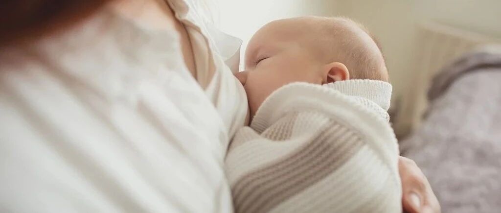 躺喂母乳很危险，会引发宝宝中耳炎?到底怎么喂才安全?