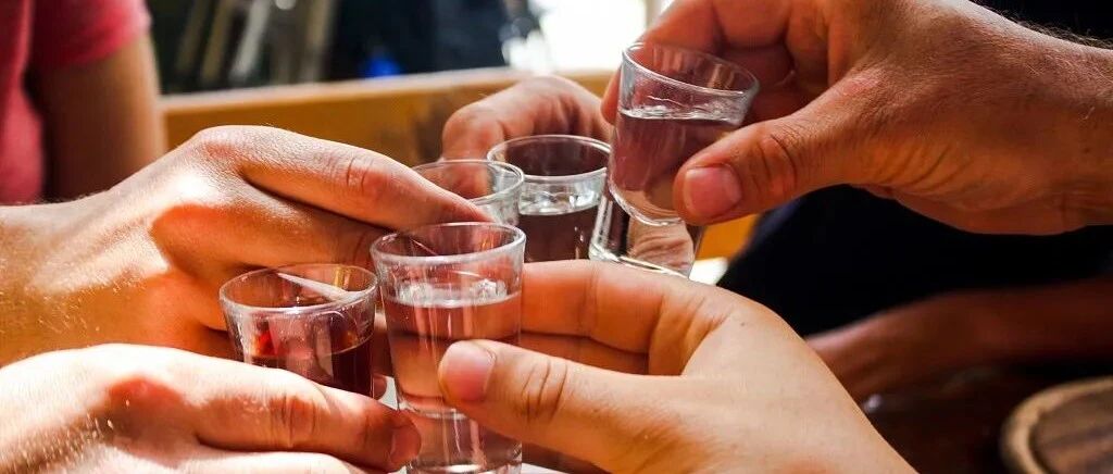 情侣吵架先后吃头孢喝酒？“头孢配酒”真的可能要人命