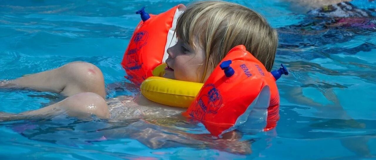 刚满月的婴儿戴颈圈游泳后死亡，一文读懂为什么专业医生不推荐婴儿戴颈圈游泳