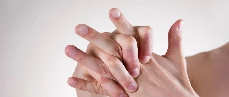 掰响手指损伤关节吗？有人用双手做了50年实验告诉你答案