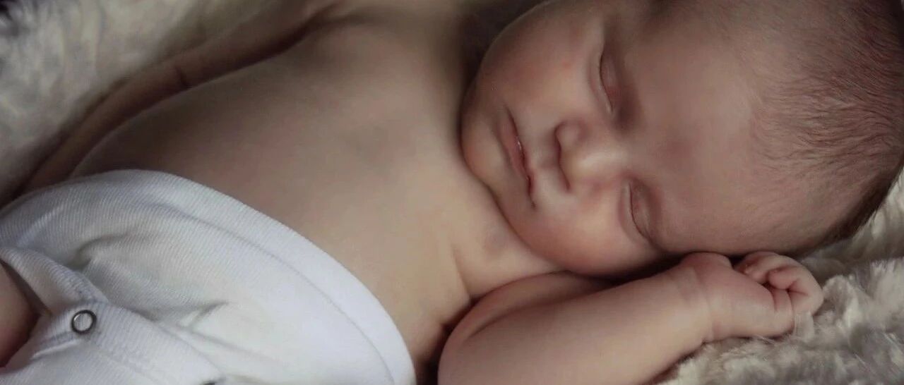 刚出生的宝宝是个“小秃头”，愁死老母亲了，到底咋回事？