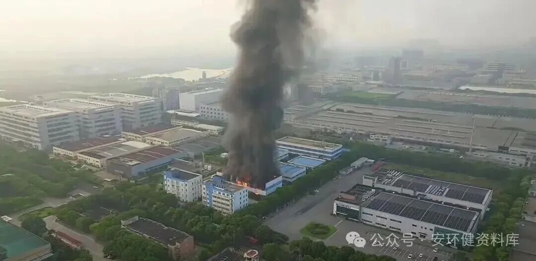 江苏苏州一精细化工企业厂房突发火灾(图1)