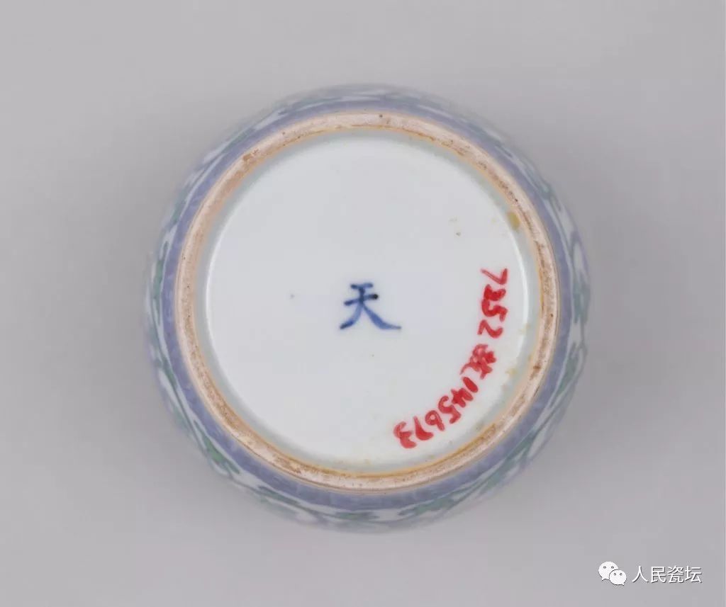 中国景徳鎮。大明成化底款，年代不明(清晚期 缠蓮枝双喜撇口瓶？ ) 。緣起物。 中国景徳鎮。大明成化底款，年代不明(清晚期 缠蓮枝双喜撇口瓶