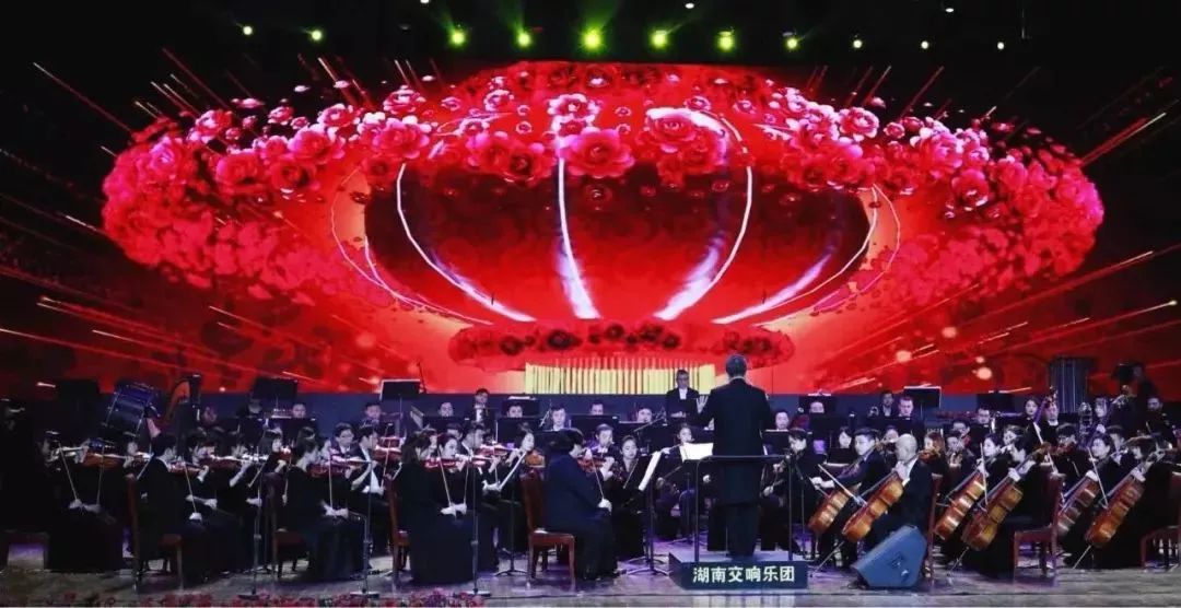 湖南交响乐团演奏《春节序曲,将观众带入热闹欢腾的节日的氛围中.