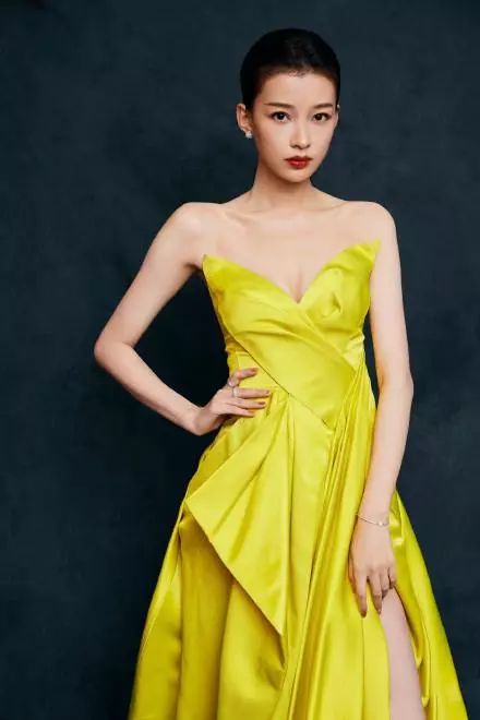 孫怡撞上同齡的陳都靈，同穿明黃色禮服，時尚辣媽就是不一樣 時尚 第5張