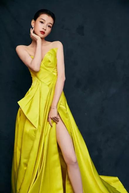 孫怡撞上同齡的陳都靈，同穿明黃色禮服，時尚辣媽就是不一樣 時尚 第2張