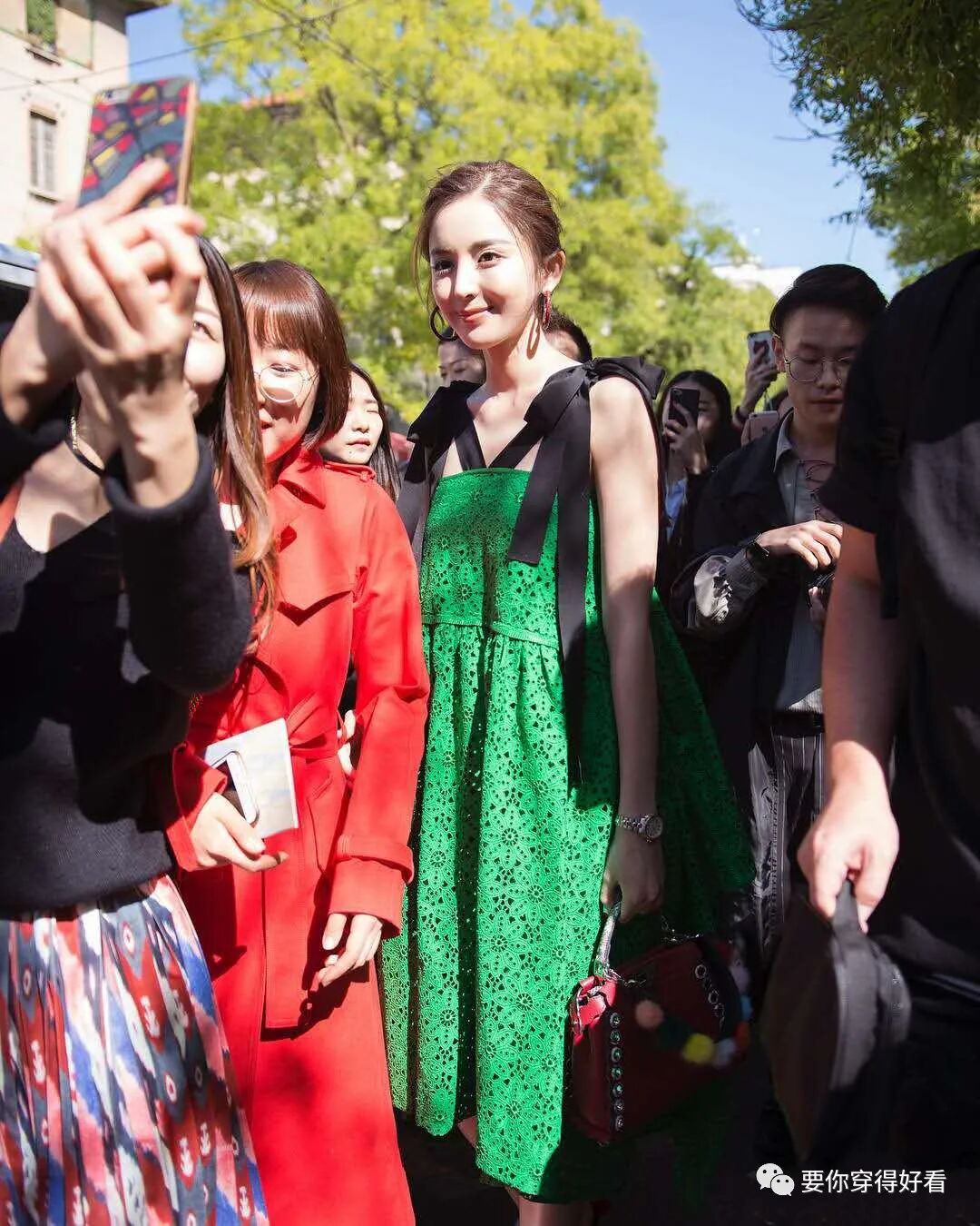 古力娜扎深v包臀裙上身,大秀婀娜好身材!同框热巴真的白到发光-友友