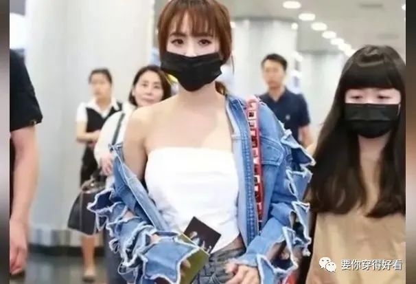 蔡依林放飞自我,胸上直接系块白抹布街拍,保镖的眼神成了亮点!-微信头条网 蔡依林放飞自我,胸上直接系块白抹布街拍,保镖的眼神成了亮点!
