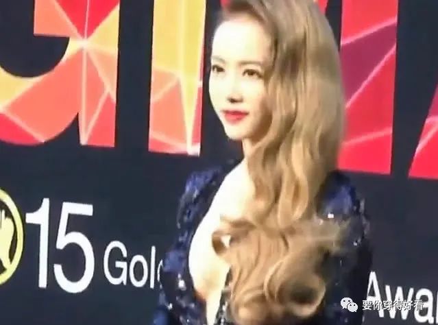 蔡依林放飞自我,胸上直接系块白抹布街拍,保镖的眼神成了亮点!-微信头条网 蔡依林放飞自我,胸上直接系块白抹布街拍,保镖的眼神成了亮点!