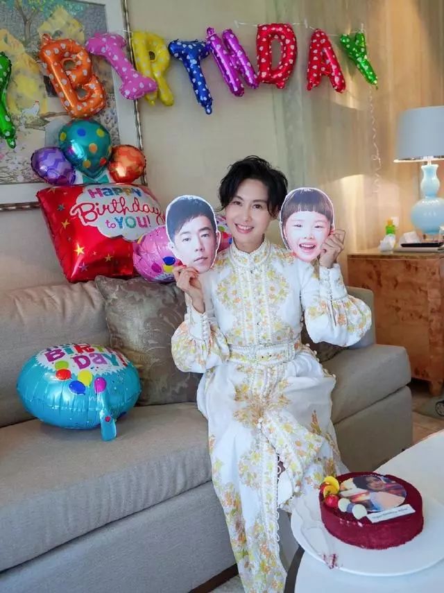 「紫霞仙子」朱茵48周歲慶生，穿宮廷風刺繡長裙出鏡，美出新高度 娛樂 第7張