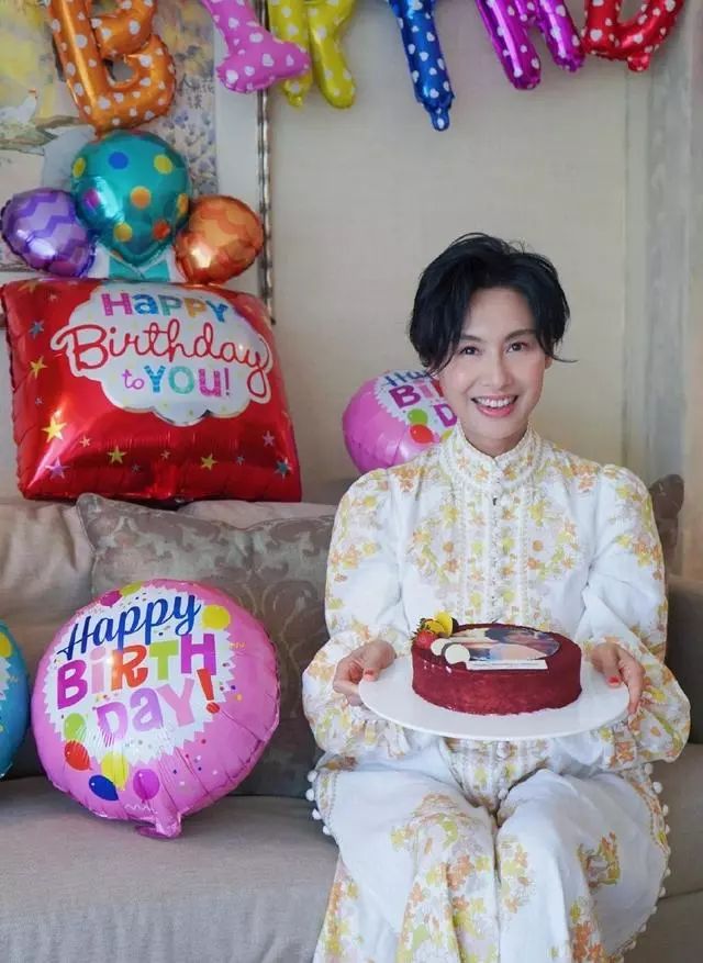 「紫霞仙子」朱茵48周歲慶生，穿宮廷風刺繡長裙出鏡，美出新高度 娛樂 第5張