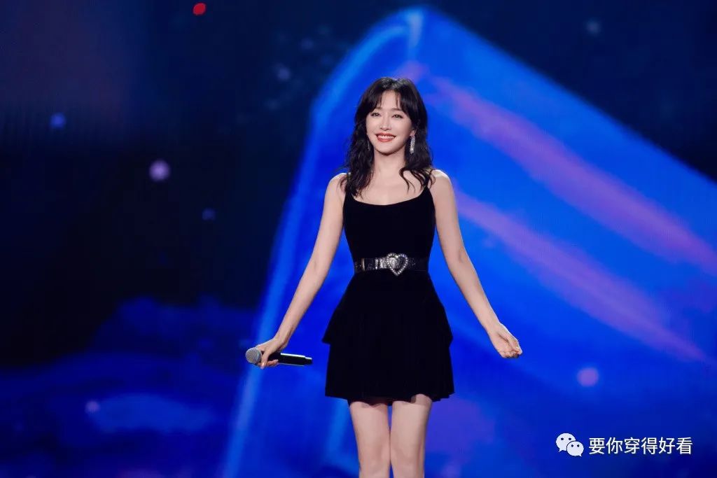 秦岚厉害了,只不过换条裙子就从熟女变乖乖女了,减龄又显身材-微信头条网 秦岚厉害了,只不过换条裙子就从熟女变乖乖女了,减龄又显身材
