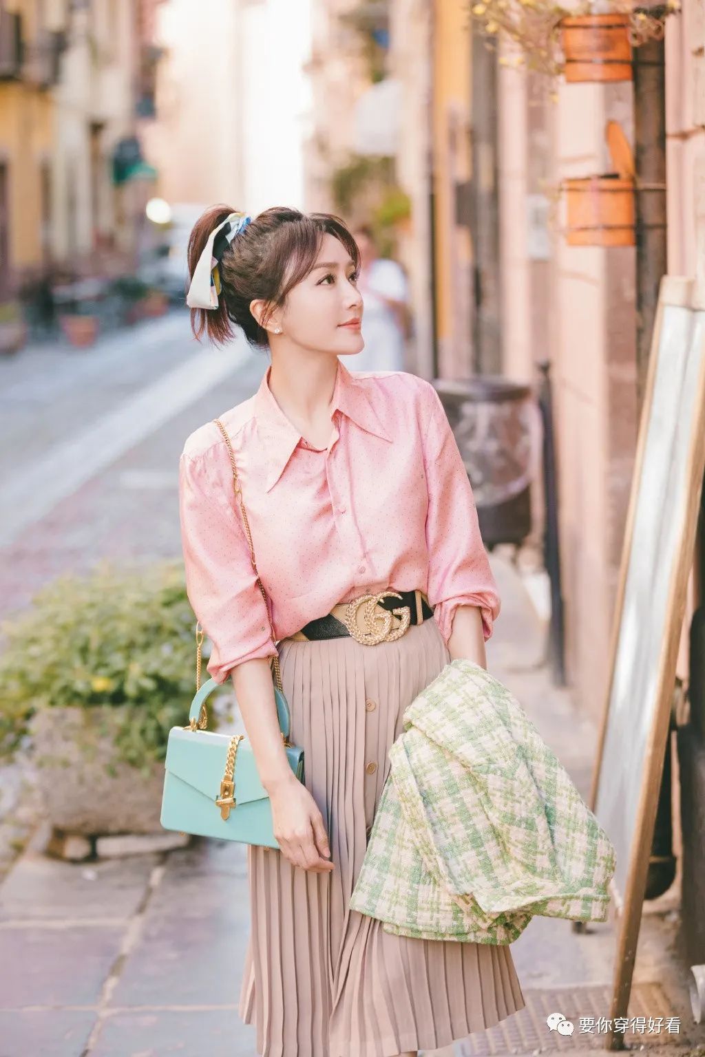 秦岚厉害了,只不过换条裙子就从熟女变乖乖女了,减龄又显身材-微信头条网 秦岚厉害了,只不过换条裙子就从熟女变乖乖女了,减龄又显身材