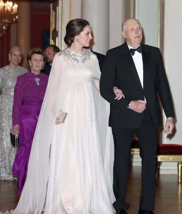 范冰冰撞衫凱特王妃，贏了容貌輸了氣場，差了不止一點點 時尚 第6張