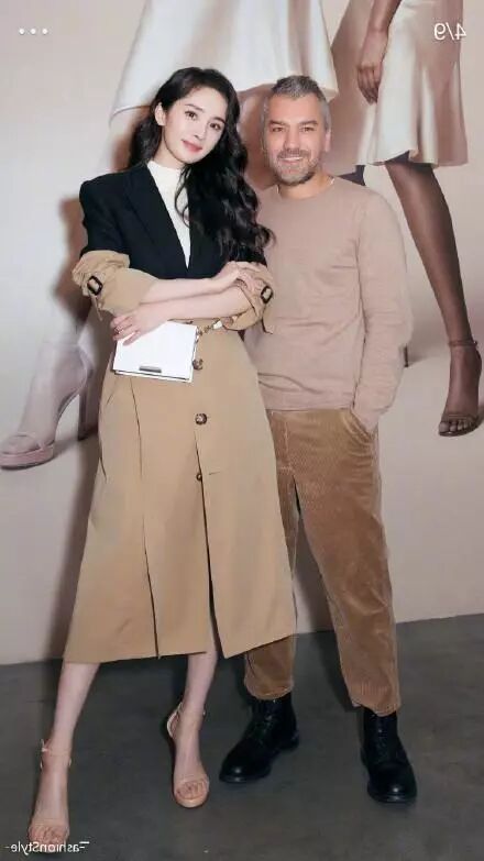 楊冪遇上卡戴珊家族「帶貨女王」，穿風衣好知性，無懼超模氣場 家居 第6張