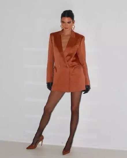 楊冪遇上卡戴珊家族「帶貨女王」，穿風衣好知性，無懼超模氣場 家居 第7張