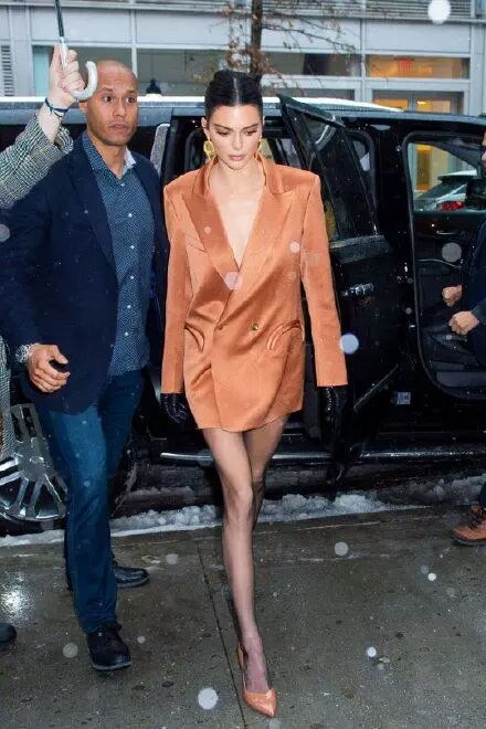 楊冪遇上卡戴珊家族「帶貨女王」，穿風衣好知性，無懼超模氣場 家居 第8張