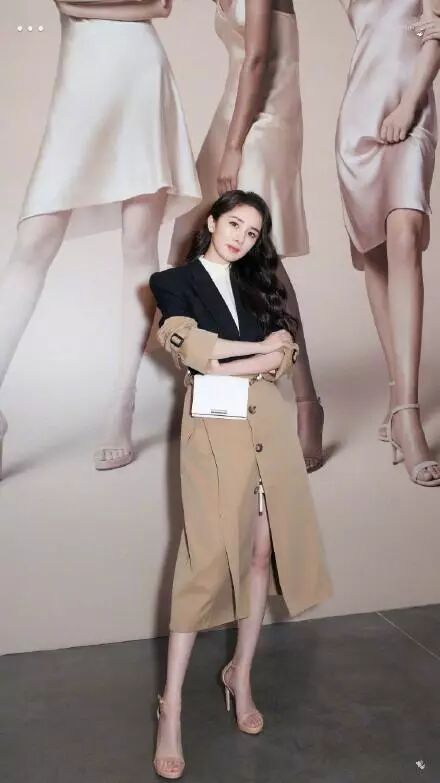 楊冪遇上卡戴珊家族「帶貨女王」，穿風衣好知性，無懼超模氣場 家居 第4張