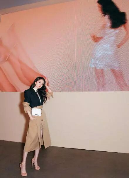 楊冪遇上卡戴珊家族「帶貨女王」，穿風衣好知性，無懼超模氣場 家居 第5張