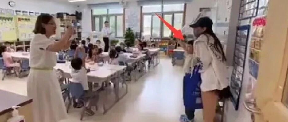 杨颖送儿子上学,在教室给儿子拍照惹争议,黄晓明家长群微信名曝光
