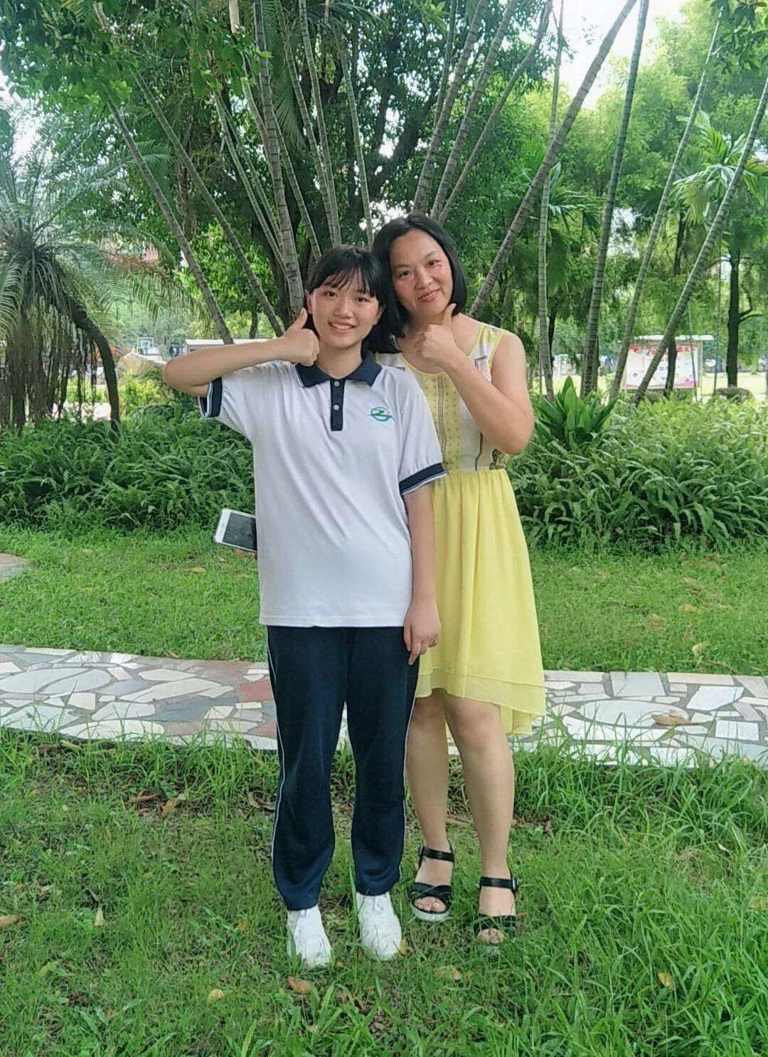 毕业学校:桂江二中志愿学校:石门中学上午10点,李爸爸接到学校年级级