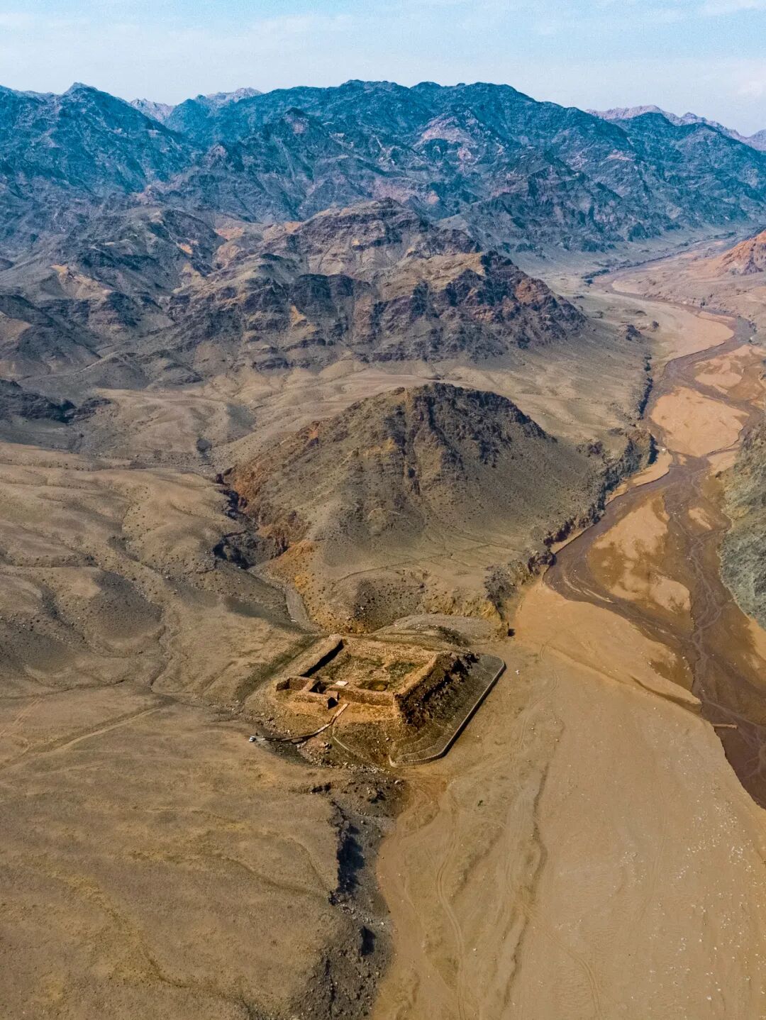 鸡鹿塞是国家重点文物保护单位,建于汉武帝时期,是汉代贯通阴山南北的