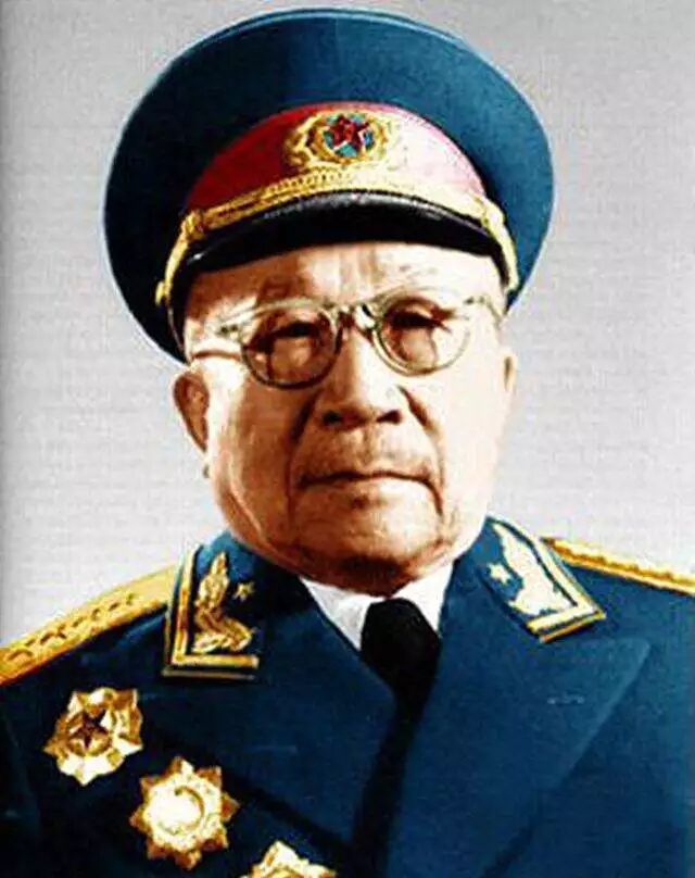 
 吴东峰：开国大将张云逸喜穿长袍留胡须险被伤兵拦截
