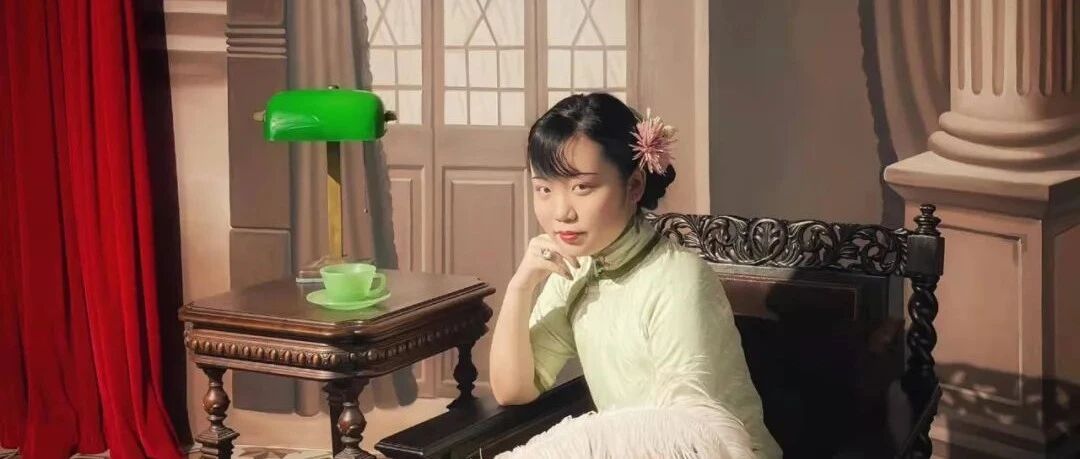 她圆脸、探颈、细长眼，穿上旗袍却是十足的东方美人