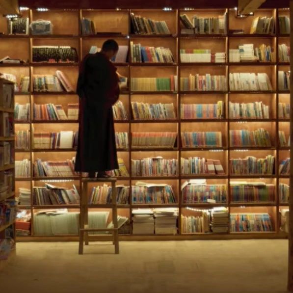 95后僧人花19个月建起“草原最美图书馆”，自学设计、背石头建房...他说，要让孩子们读书