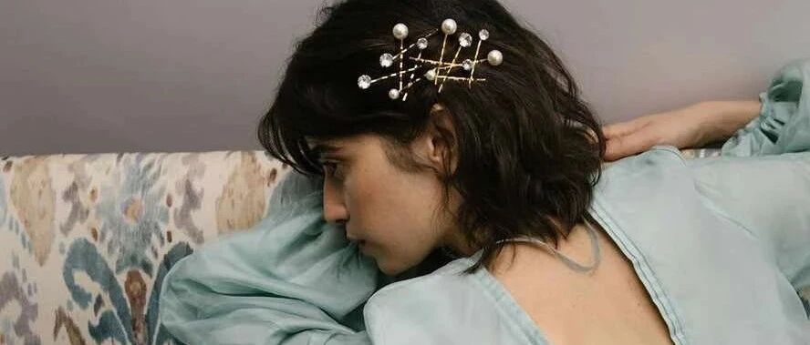 满大街都是珍珠女孩，搭得好是法式慵懒，搭不好就是塑料跟风