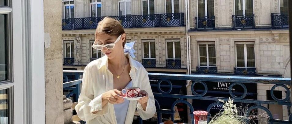 有一种浪漫叫“巴黎女人和她的露天阳台”，满满的法式风情