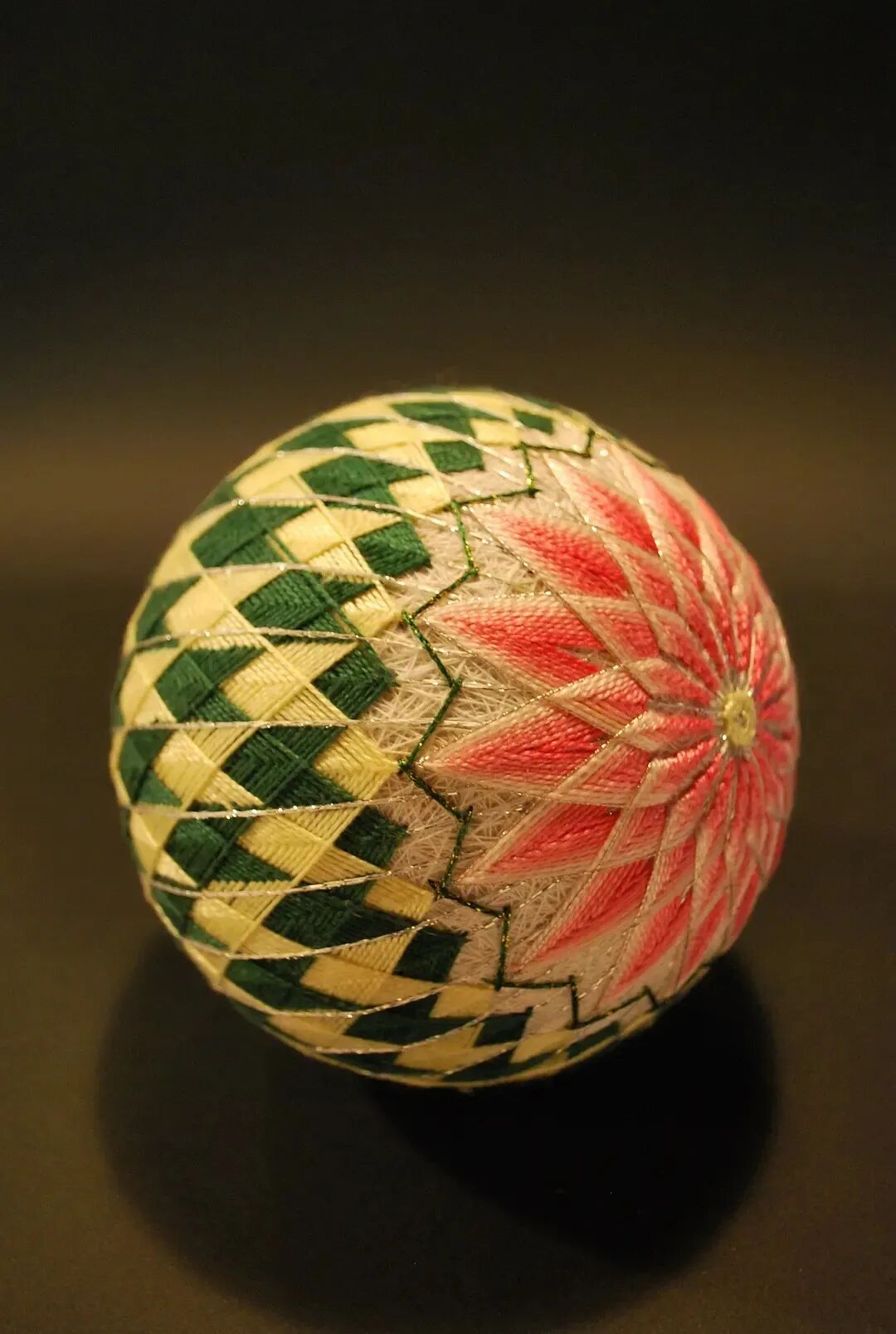 97岁奶奶花30年做500个花球博物馆争相收藏