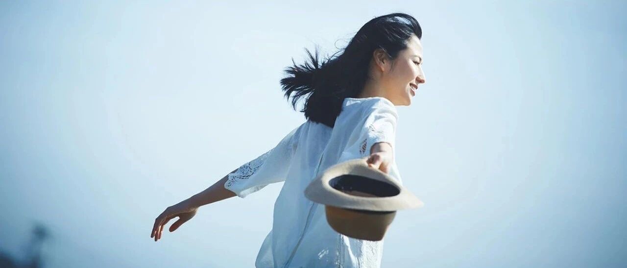 被长泽雅美穿衣镜头美到！女人的舒展来自这个小习惯