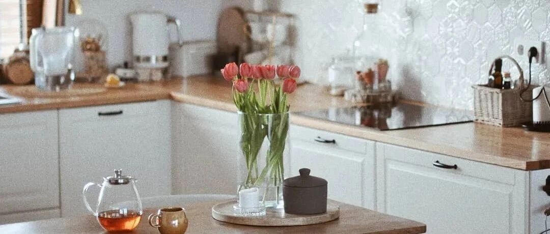 有阳光，有鲜花，还有小确幸。这是你理想中的厨房吗？