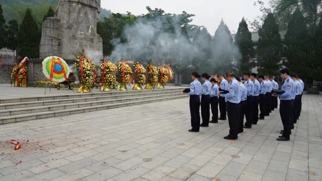 凭祥市公安局开展清明祭扫英烈活动