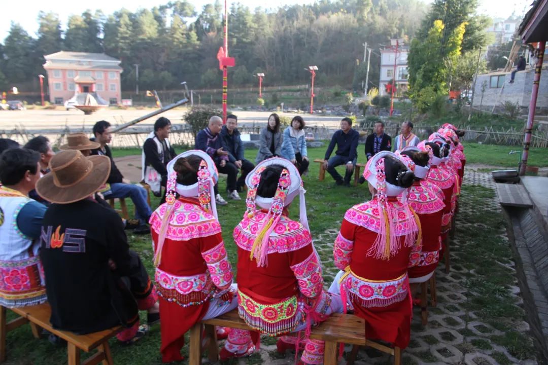 阿基紅彝族村民小組的屋外灑滿了冬日的陽光,暖意濃濃.