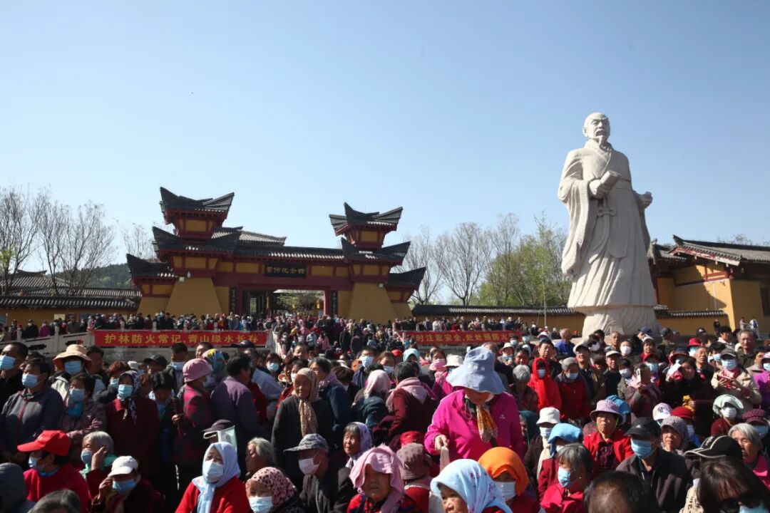 现场有精彩表演还有各种美食小吃每年的"三月三"都是临淄人踏青与嗨吃