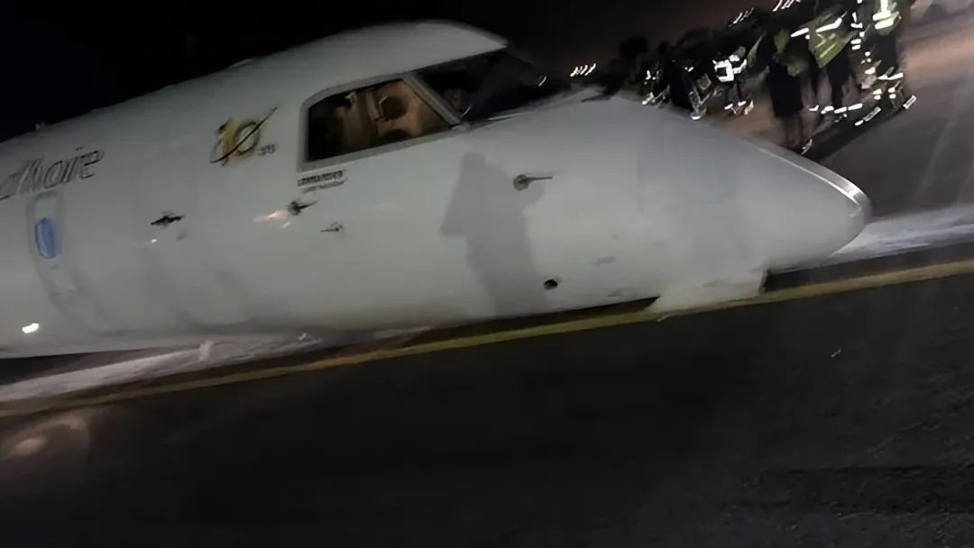 一架客機起落架故障嘗試四次降落 最后機鼻著地趴在跑道