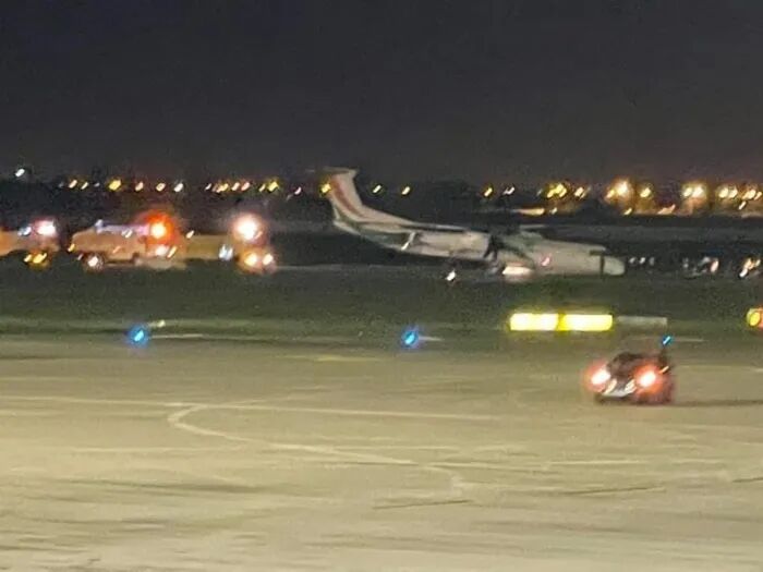 一架客機起落架故障嘗試四次降落 最后機鼻著地趴在跑道的圖4