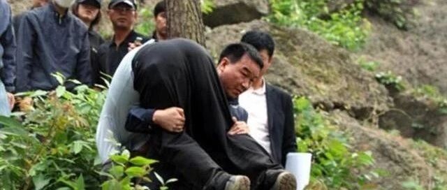 在位五年的华裔总统，为国家作出巨大贡献，最终却自杀身亡