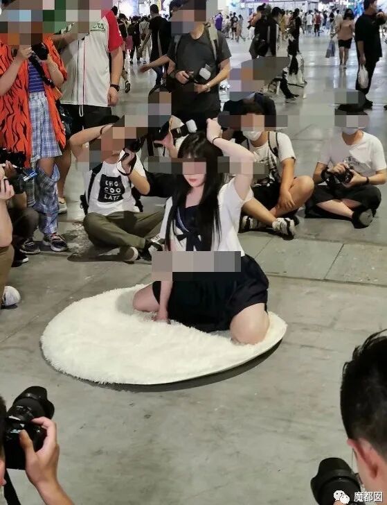 女人穿衣自由，就可以在公共场合搞软色情了?（组图） - 3