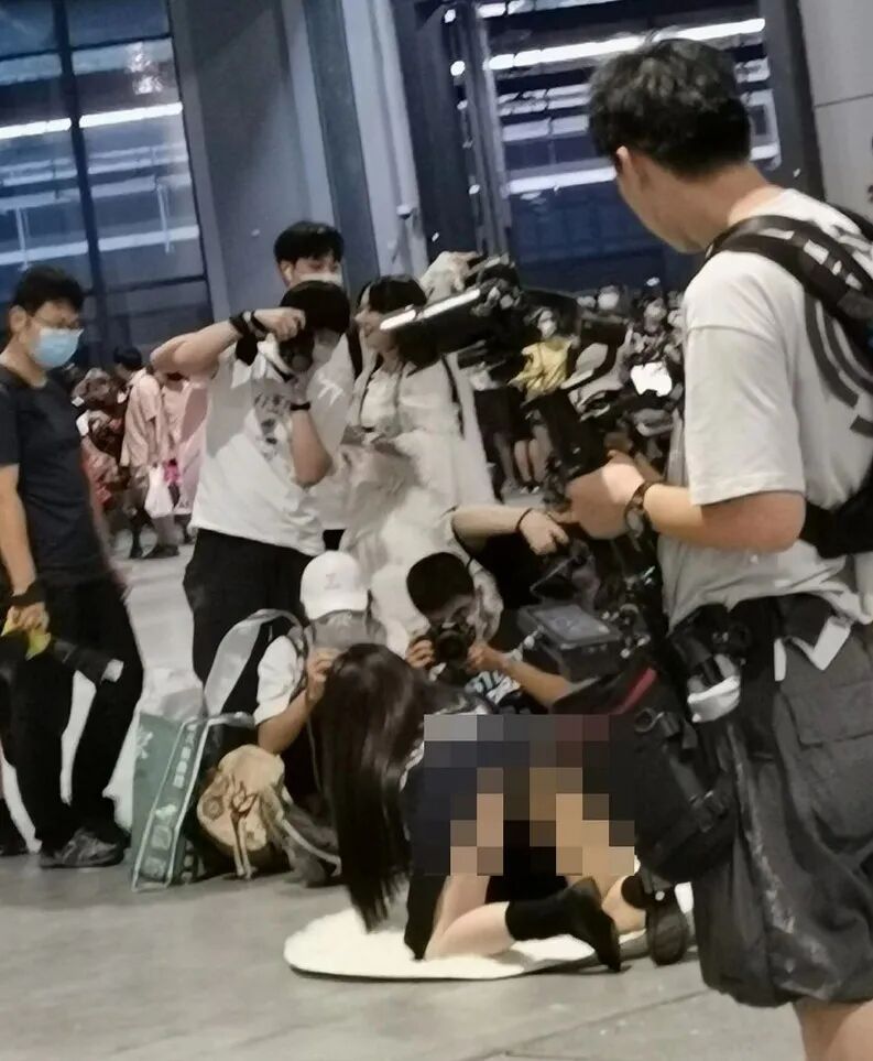 女人穿衣自由，就可以在公共场合搞软色情了?（组图） - 1
