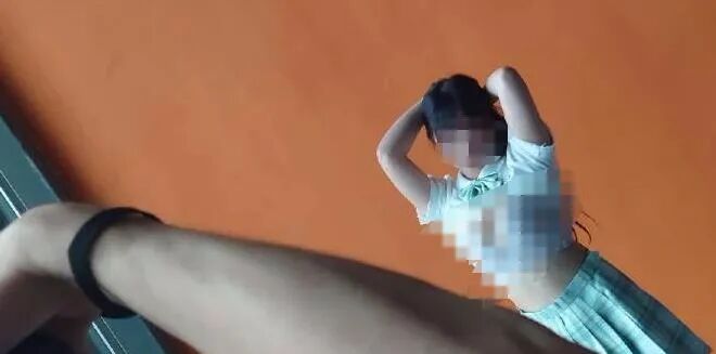 女人穿衣自由，就可以在公共场合搞软色情了?（组图） - 6