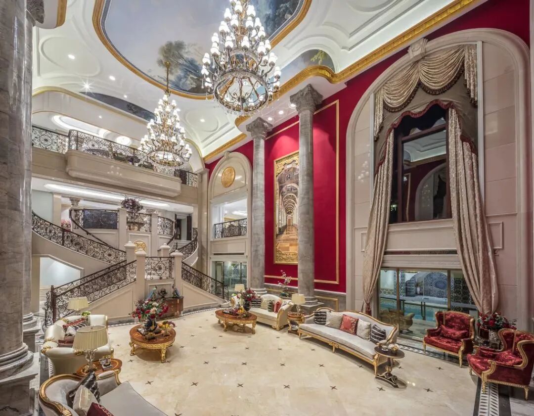 这栋豪宅在布局上有着恢宏的气势,纳藏着生活的无限意趣与至高格调,是