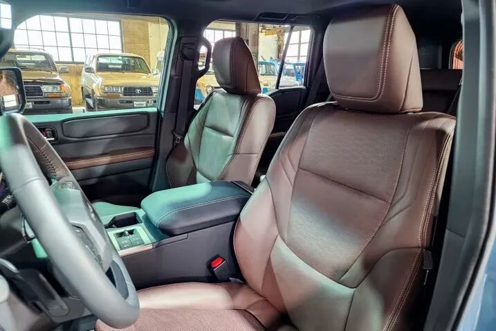 land cruiser 1958标配8英寸触摸屏和布质座椅,而land cruiser则增加