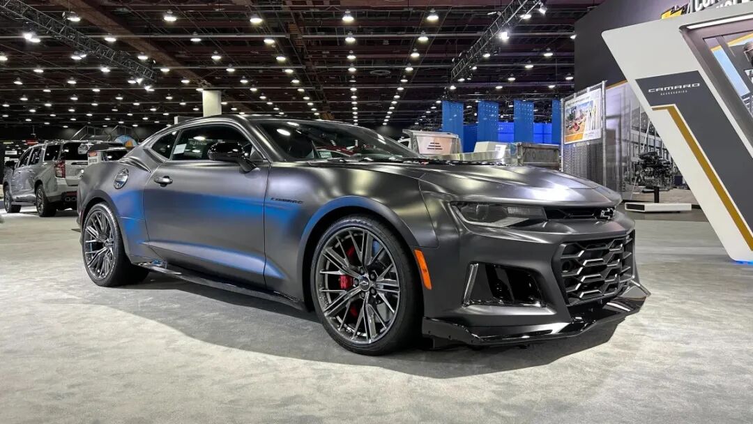 实拍雪佛兰科迈罗zl1 珍藏版,黑豹涂装,停产前的最后高光-爱卡汽车爱
