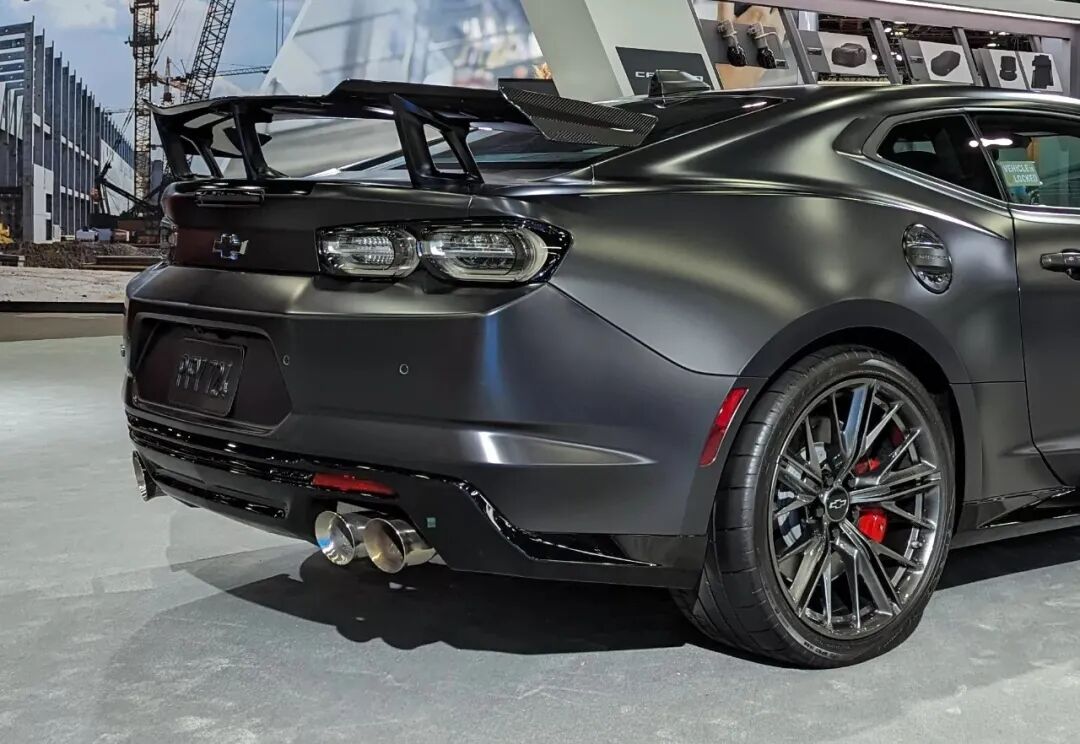 实拍雪佛兰科迈罗zl1 珍藏版,黑豹涂装,停产前的最后高光-爱卡汽车爱